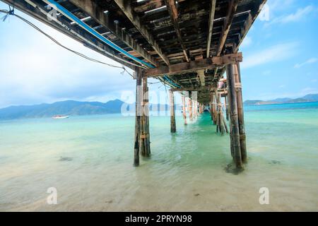 Ponte di legno che si estende fino al mare Foto Stock