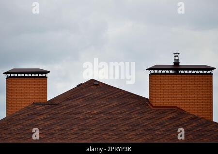 La casa è dotata di alta qualità di coperture di herpes zoster (bitume piastrelle). Un buon esempio di perfetta copertura. Il tetto è protetta in modo affidabile dall annuncio Foto Stock