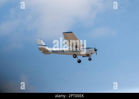 Farmingdale, New York, USA - 26 maggio 2022: Vista laterale di un singolo aereo prop che arriva per un atterraggio all'aeroporto Repubblica di Long Island Foto Stock