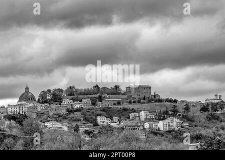 Vista panoramica in bianco e nero di Montefiascone, Italia sotto un cielo suggestivo Foto Stock