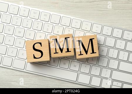 Cubi di legno vuoti sulla tastiera del computer, vista dall'alto. Spazio per il design Foto Stock