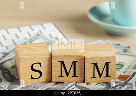 Cubetti vuoti e banconote in dollari su un tavolo di legno. Spazio per il design Foto Stock