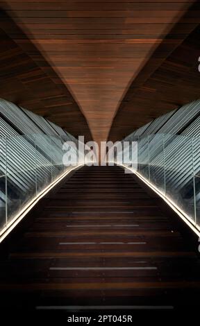 Nakhonsawan, Tailandia - 23 aprile 2023 - il nome di architettura di disegno dell'interno è PA SAN o Ponte di legno di Pasan, l'arco di riferimento dell'edificio del memoriale Foto Stock