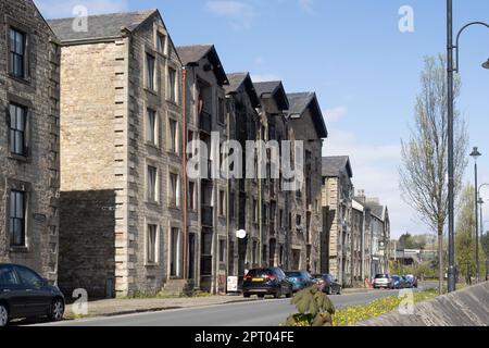 25.04.2023 Lancaster, Lancashire, Regno Unito. St Georges Quay sul lato sinistro del fiume Lune a Lancaster Foto Stock