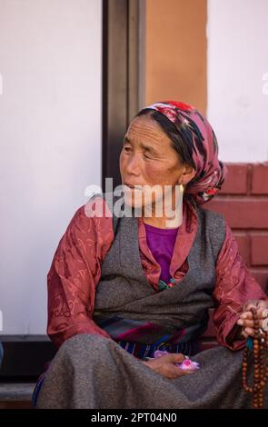 Sarnath, Uttar Pradesh, India - novembre 2022: Ritratto di un popolo di tibbet con volto sorridente a sarnath, nella città di varanasi. Foto Stock