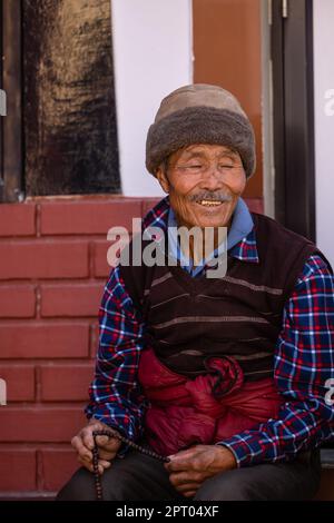 Sarnath, Uttar Pradesh, India - novembre 2022: Ritratto di un popolo di tibbet con volto sorridente a sarnath, nella città di varanasi. Foto Stock