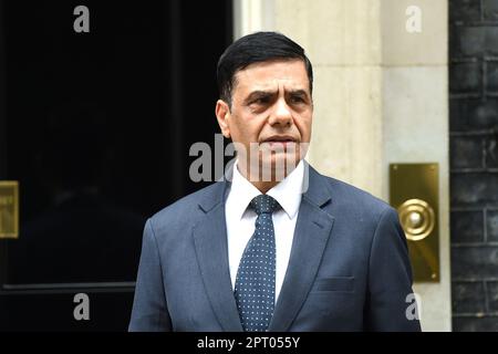 Londra, Regno Unito. 27th Apr, 2023. Sua Eccellenza Gyan Chandra Acharya Ambasciatore nepalese nel Regno Unito a Downing Street Credit: MARTIN DALTON/Alamy Live News Foto Stock