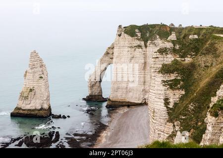 Étretat, è un, comune, nella Senna Marittima, Dipartimento, in Normandia, regione di, Francia nordoccidentale. Francia,francese,Europa,europea,Étretat, è meglio, noto, per i suoi, scogliere di gesso, Tra cui tre archi naturali e una formazione appuntita chiamato l'Aiguille o l'ago, che sorge a 70 metri (230 piedi) sul mare. Il complesso di gesso di Etretat, come è noto, consiste in una complessa stratigrafia di gessi turoniani e coniaci. Alcune delle scogliere sono alte fino a 90 metri (300 piedi) due dei tre archi famosi sono visibili dalla città, la, Porte d'Aval, e la, Porte d'Amont. Foto Stock