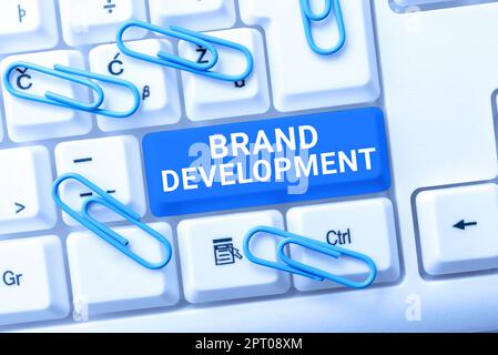 Cartello visualizzazione Brand DevelopmenteDefinendo il prodotto per eccellere nel mercato promozione, Word per definire il prodotto per eccellere nel mercato promozione Foto Stock