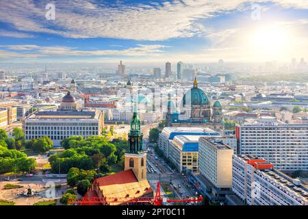 Vista aerea di Berlino, edifici moderni, Chiesa di San Nicola e Cattedrale di Berlino, Germania. Foto Stock