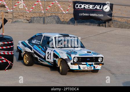 Oliver Davies corre una Ford Escort Mk2 in gara nel Corbeau Seats rally sul lungomare di Clacton on Sea, Essex, UK. Secondo conducente Jack Bowen Foto Stock