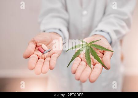 Cannabis, alghe mediche e pillole di marijuana in mano per alleviare il dolore naturale con un thc organico, cbd e medicina sanitaria. Big Pharma, crisi degli oppioidi Foto Stock