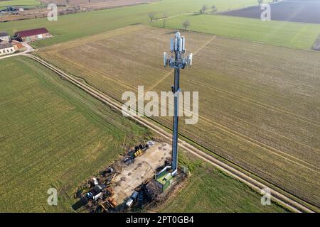 5G Torri di celle in campagna sfondo rurale in Italia Foto Stock