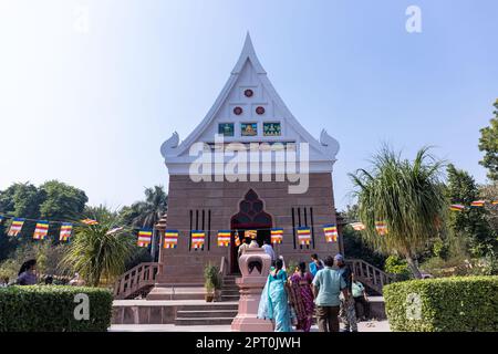 Sarnath, Uttar Pradesh, India - novembre 2022: Tempio buddista, vista architettonica del tempio del Buddha a sarnath a Varanasi. Foto Stock