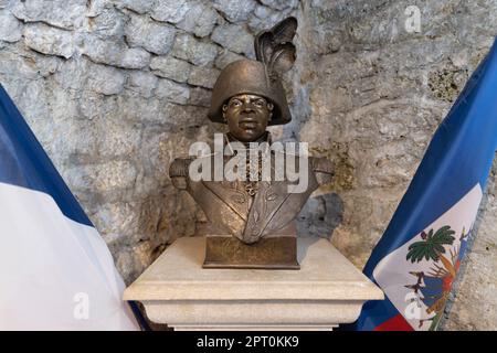 Il presidente francese Emmanuel Macron rende omaggio di fronte ad una statua di Toussaint Louverture, leader del movimento per l'indipendenza haitiana, prima di visitare lo Chateau de Joux durante una cerimonia che segna il 175th° anniversario dell'abolizione della schiavitù in Francia, a la Cluze-et-Mijoux, nei pressi di Besancon, Francia orientale, il 27 aprile, 2023. Macron visitò Chateau de Joux per rendere omaggio al 220th° anniversario della morte del generale franco-haitiano Toussaint Louverture nel luogo in cui fu imprigionato fino alla sua morte. Foto di Raphael Lafargue/ABACAPRESS.COM Foto Stock