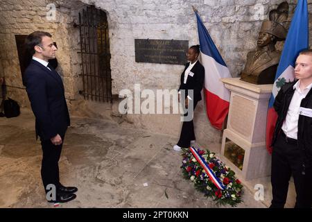 Il presidente francese Emmanuel Macron rende omaggio di fronte ad una statua di Toussaint Louverture, leader del movimento per l'indipendenza haitiana, prima di visitare lo Chateau de Joux durante una cerimonia che segna il 175th° anniversario dell'abolizione della schiavitù in Francia, a la Cluze-et-Mijoux, nei pressi di Besancon, Francia orientale, il 27 aprile, 2023. Macron visitò Chateau de Joux per rendere omaggio al 220th° anniversario della morte del generale franco-haitiano Toussaint Louverture nel luogo in cui fu imprigionato fino alla sua morte. Foto di Raphael Lafargue/ABACAPRESS.COM Foto Stock