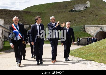 Il sindaco di la Cluze-et-Mijoux Yves Louvrier e il presidente francese Emmanuel Macron accanto a Jean-Marc Ayrault visita lo Chateau de Joux durante una cerimonia che segna il 175th° anniversario dell'abolizione della schiavitù in Francia, a la Cluze-et-Mijoux, vicino Besancon, Francia orientale, il 27 aprile, 2023. Macron visitò Chateau de Joux per rendere omaggio al 220th° anniversario della morte del generale franco-haitiano Toussaint Louverture nel luogo in cui fu imprigionato fino alla sua morte. Foto di Raphael Lafargue/ABACAPRESS.COM Foto Stock
