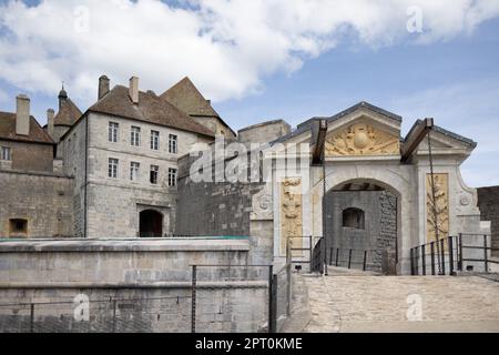 La Cluze et Mijoux, Francia. 27th Apr, 2023. Vista del castello come presidente francese visita il Chateau de Joux durante una cerimonia che segna il 175th ° anniversario dell'abolizione della schiavitù in Francia, a la Cluze-et-Mijoux, nei pressi di Besancon, Francia orientale, il 27 aprile, 2023. Macron visitò Chateau de Joux per rendere omaggio al 220th° anniversario della morte del generale franco-haitiano Toussaint Louverture nel luogo in cui fu imprigionato fino alla sua morte. Foto di Raphael Lafargue/ABACAPRESS.COM Credit: Abaca Press/Alamy Live News Foto Stock