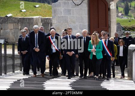 Sindaco di la Cluze-et-Mijoux Yves Louvrier e presidente francese Emmanuel Macron, accanto a Jean-Marc Ayrault in visita al Chateau de Joux durante una cerimonia che segna il 175th ° anniversario dell'abolizione della schiavitù in Francia, a la Cluze-et-Mijoux, vicino Besancon, Francia orientale, il 27 aprile, 2023. Macron visitò Chateau de Joux per rendere omaggio al 220th° anniversario della morte del generale franco-haitiano Toussaint Louverture nel luogo in cui fu imprigionato fino alla sua morte. Foto di Raphael Lafargue/ABACAPRESS.COM Foto Stock