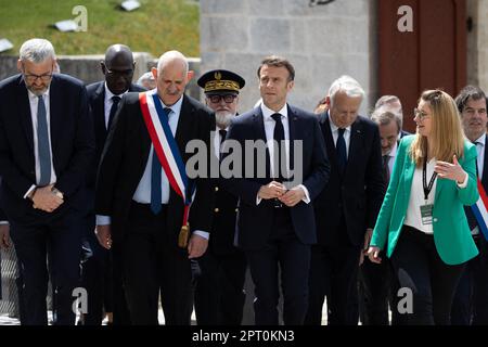 Sindaco di la Cluze-et-Mijoux Yves Louvrier e presidente francese Emmanuel Macron, accanto a Jean-Marc Ayrault in visita al Chateau de Joux durante una cerimonia che segna il 175th ° anniversario dell'abolizione della schiavitù in Francia, a la Cluze-et-Mijoux, vicino Besancon, Francia orientale, il 27 aprile, 2023. Macron visitò Chateau de Joux per rendere omaggio al 220th° anniversario della morte del generale franco-haitiano Toussaint Louverture nel luogo in cui fu imprigionato fino alla sua morte. Foto di Raphael Lafargue/ABACAPRESS.COM Foto Stock