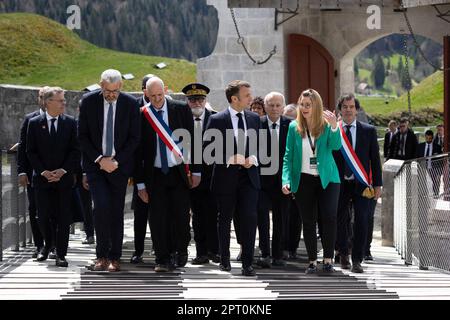 Sindaco di la Cluze-et-Mijoux Yves Louvrier e presidente francese Emmanuel Macron, accanto a Jean-Marc Ayrault in visita al Chateau de Joux durante una cerimonia che segna il 175th ° anniversario dell'abolizione della schiavitù in Francia, a la Cluze-et-Mijoux, vicino Besancon, Francia orientale, il 27 aprile, 2023. Macron visitò Chateau de Joux per rendere omaggio al 220th° anniversario della morte del generale franco-haitiano Toussaint Louverture nel luogo in cui fu imprigionato fino alla sua morte. Foto di Raphael Lafargue/ABACAPRESS.COM Foto Stock