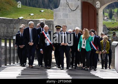 Sindaco di la Cluze-et-Mijoux Yves Louvrier e presidente francese Emmanuel Macron, accanto a Jean-Marc Ayrault in visita al Chateau de Joux durante una cerimonia che segna il 175th ° anniversario dell'abolizione della schiavitù in Francia, a la Cluze-et-Mijoux, vicino Besancon, Francia orientale, il 27 aprile, 2023. Macron visitò Chateau de Joux per rendere omaggio al 220th° anniversario della morte del generale franco-haitiano Toussaint Louverture nel luogo in cui fu imprigionato fino alla sua morte. Foto di Raphael Lafargue/ABACAPRESS.COM Foto Stock