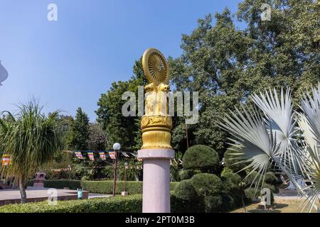 Sarnath, Uttar Pradesh, India - novembre 2022: Tempio buddista, vista architettonica del tempio del Buddha a sarnath a Varanasi. Foto Stock