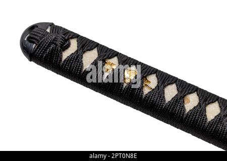 Tsuka - manico di spada giapponese avvolto da filo di seta nero su pelle di raggio bianco isolato su sfondo bianco. Messa a fuoco selettiva. Foto Stock