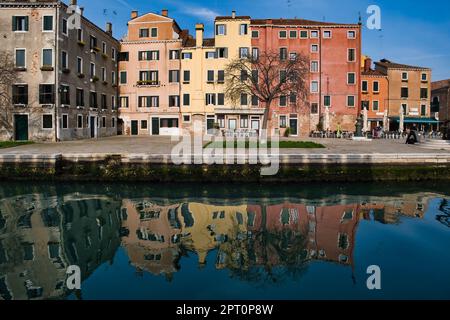 Vista delle colorate case veneziane e del loro riflesso in un canale Foto Stock