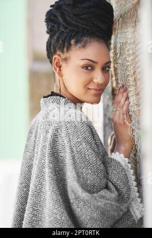 Non esistono solo. Ritratto di una giovane donna alla moda che si posa contro un muro Foto Stock