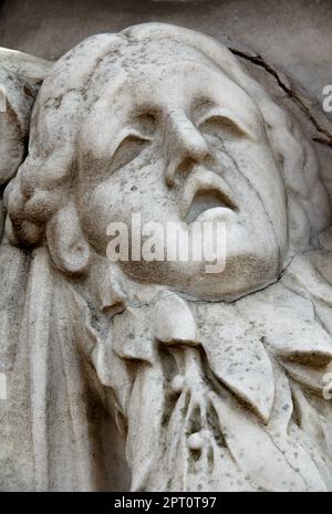 Statua di donna sulla tomba come simbolo di depressione dolore e dolore. Foto di alta qualità Foto Stock