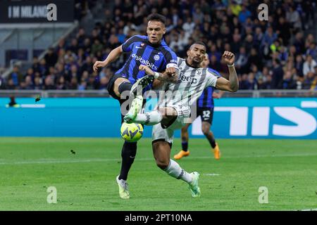 Milano, Italia. 26 aprile 2023. Lautaro Martinez del FC Internazionale compete per la palla con Gleison Bremer della Juventus durante la partita della Coppa Italia tra FC Internazionale e Juventus FC allo Stadio San Siro il 25 aprile 2023. Credit: Ciancaphoto Studio Foto Stock