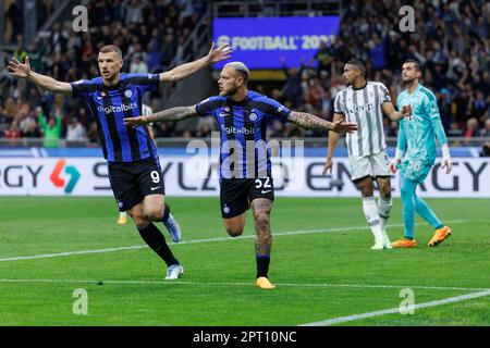 Milano, Italia. 26 aprile 2023. Federico Dimarco del FC Internazionale festeggia dopo aver segnato la partita della Coppa Italia tra FC Internazionale e Juventus FC allo Stadio San Siro il 25 aprile 2023. Credit: Ciancaphoto Studio Foto Stock