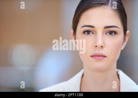 Il futuro di questa azienda. Ritratto di una bella giovane e di successo donna d'affari Foto Stock