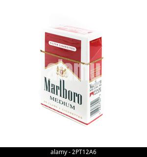 Pacchetto di sigarette Marlboro Medium, prodotto da Philip Morris. Marlboro è il più grande marchio di sigarette venduto al mondo. Bergamo, ITALIA - Marzo 24 Foto Stock