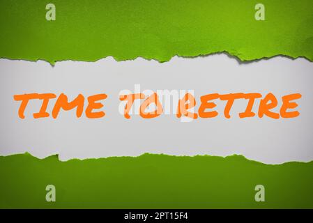 Didascalia di testo che presenta il tempo di pensionamento, concetto che significa conto di risparmio bancario, assicurazione e pianificazione pensionistica Foto Stock