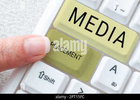 Testo che mostra ispirazione Media Placement, Business Approach inserire un messaggio pubblicitario digitale per promuovere un'azienda Foto Stock