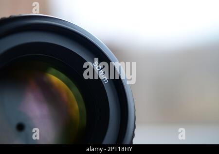 Frammento di un obiettivo ritratto per una moderna fotocamera reflex. Fotografia di un obiettivo con apertura larga con una lunghezza focale di 50mm mm Foto Stock