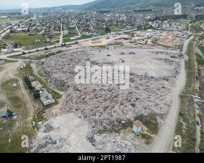 Antakya, Turchia. 27th Apr, 2023. Gli escavatori sono impegnati a livellare le macerie di case distrutte che si scaricano su un'enorme area alla periferia di Antakya (vista aerea presa da un drone). Gran parte della città fu completamente distrutta nel terremoto del 6 febbraio. Credit: Boris Roessler/dpa/Alamy Live News Foto Stock