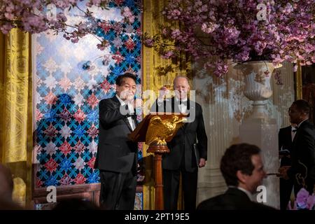 Washington, Stati Uniti d'America. 26th Apr, 2023. Washington, Stati Uniti d'America. 26 aprile 2023. Il presidente degli Stati Uniti Joe Biden, a destra, e il presidente sudcoreano Yoon Suk-yeol brindano durante la cena di Stato nella stanza orientale della Casa Bianca 26 aprile 2023 a Washington, DC Credit: Adam Schultz/White House Photo/Alamy Live News Foto Stock