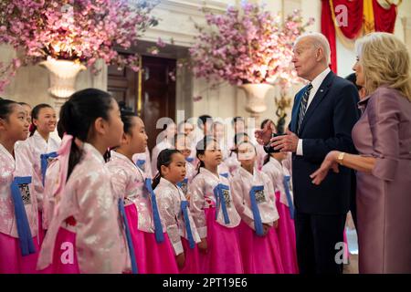 Washington, Stati Uniti d'America. 26th Apr, 2023. Washington, Stati Uniti d'America. 26 aprile 2023. Il presidente degli Stati Uniti Joe Biden e la First Lady Jill Biden, a destra, accoglie i bambini del coro americano coreano dei bambini del New Jersey che indossano abiti tradizionali Hanbok nella Cross Hall della Casa Bianca 26 aprile 2023 a Washington, DC il coro si è esibito durante la cerimonia di arrivo dello Stato per il presidente sudcoreano Yoon Suk-yeol. Credit: Erin Scott/White House Photo/Alamy Live News Foto Stock