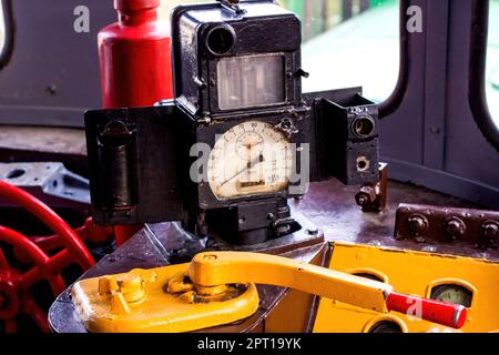 Pannello di controllo retrò con tachimetro di una vecchia cabina del treno a vapore d'epoca da vicino. Foto Stock