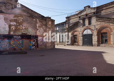 Ex officine ferroviarie a Telliskivi, Tallinn, Estonia. L'area è stata ricreata in una vivace città creativa. Foto Stock