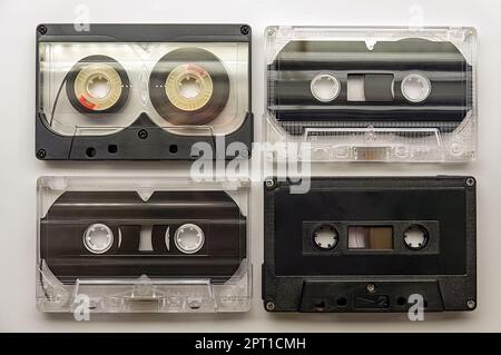 Obsoleta tecnologia di registrazione e riproduzione di cassette audio, vista dall'alto. Sottofondo musicale in stile retrò anni '80. Foto Stock