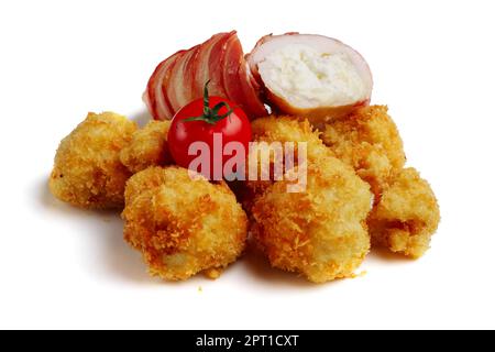Il formaggio Feta avvolto da pancetta e fritti in olio con patate in panatura Foto Stock