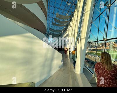 Kansas City, Missouri - 20 aprile 2023: All'interno del capolavoro architettonico più iconico di Kansas City, il Kauffman Center for Performing Arts Foto Stock