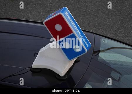 Los Angeles, California / USA - 8 maggio 2020: Un cartello di plastica Dominos Pizza sul tetto, pubblicizzando dominos.com, è in cima ad una vettura di consegna durante il giorno. Foto Stock