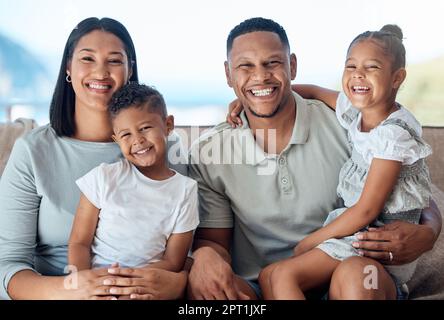 Famiglia, sorriso e genitori con bambini in ritratto, felicità e insieme in casa di famiglia. Famiglia felice, legame e amore con cura, madre e fathe Foto Stock