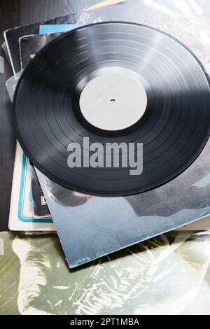 Disco di registrazione in vinile e diversi album con piastre Foto Stock