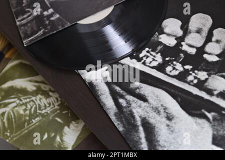 Disco di registrazione in vinile e diversi album con piastre Foto Stock